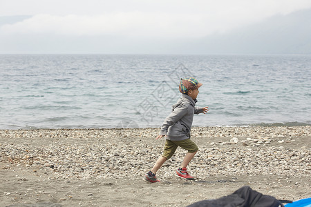 海边奔跑的儿童图片