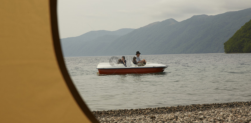 湖边游玩划船的一家人图片