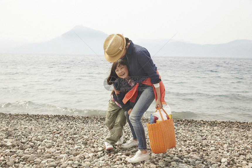 湖边旅游的母女肖像图片