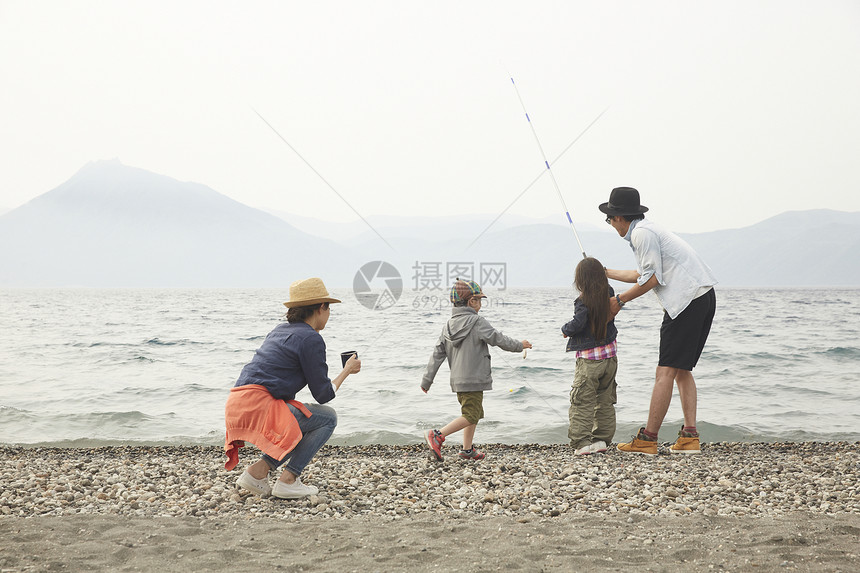 湖边钓鱼的四口之家图片