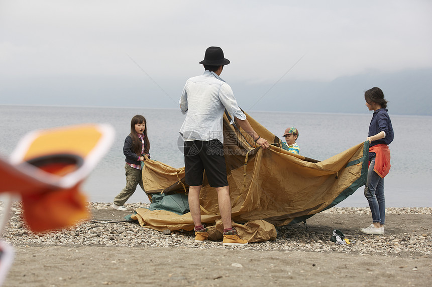 湖滨区搭帐篷的四口家庭图片