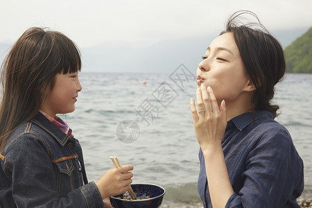 湖边吃烧烤的母女图片