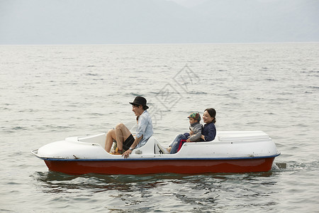 一家人在海上坐船图片