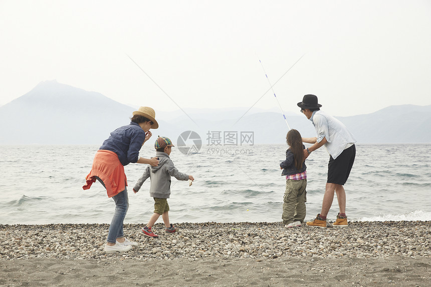 假期一家四口在海边钓鱼图片