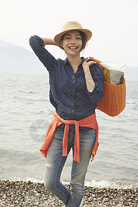 海边带着帽子的妇女图片