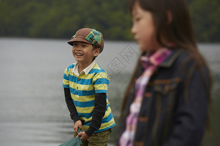 湖边微笑的弟弟和妹妹的肖像图片