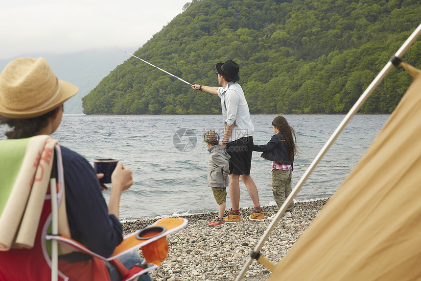 一家四口在海边钓鱼图片