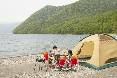 夏目友人帐一家四口在海边搭帐篷露营烧烤背景