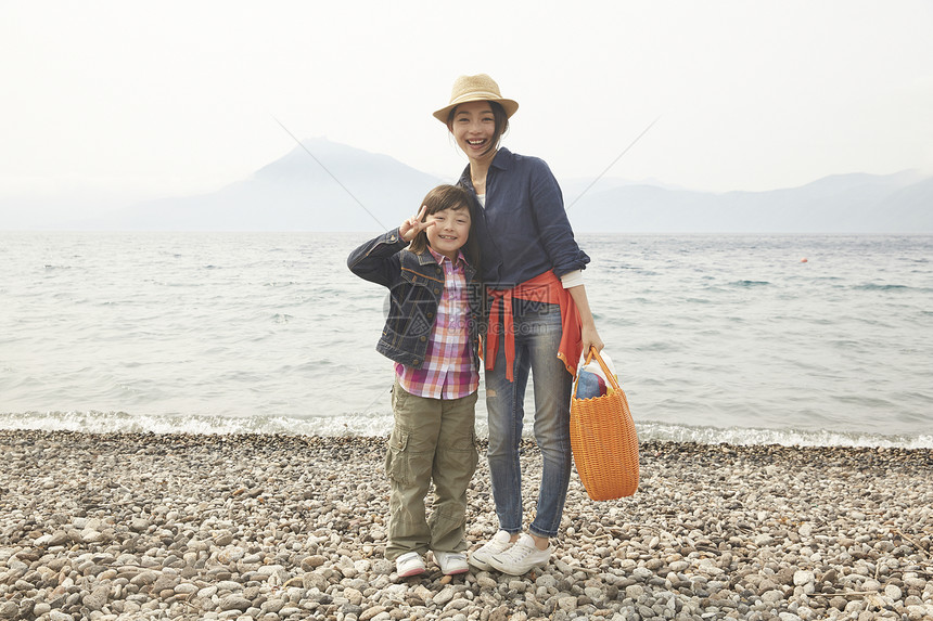 湖边旅游的母女看镜头图片