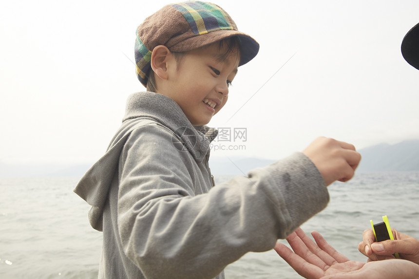 在湖边父子愉快钓鱼图片