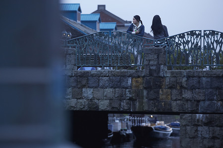 在桥上带着相机旅行的2个女生高清图片