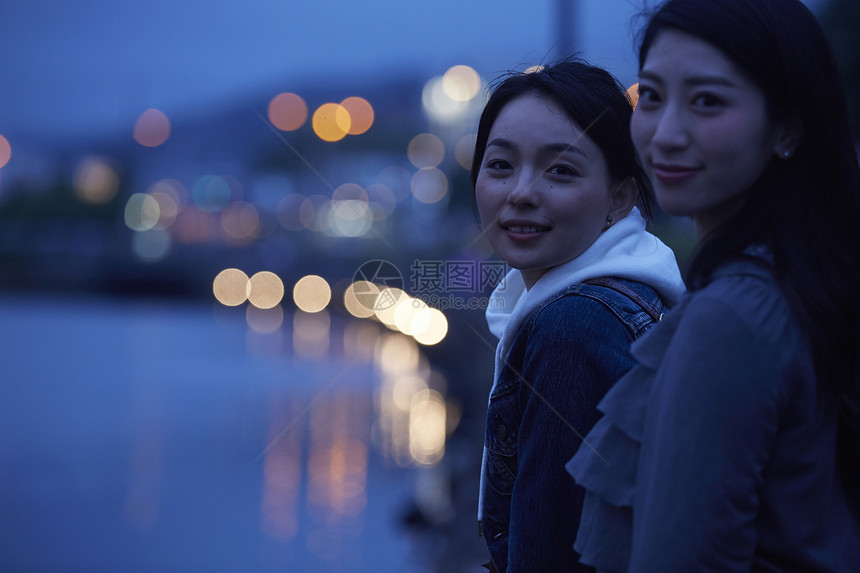 夜晚游客女人旅游观光图片