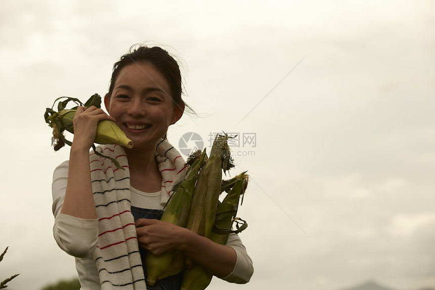 农场农民美女收获玉米图片