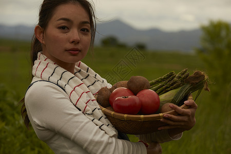 农场农民美女收获蔬菜图片