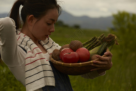 农场农民美女收获蔬菜图片