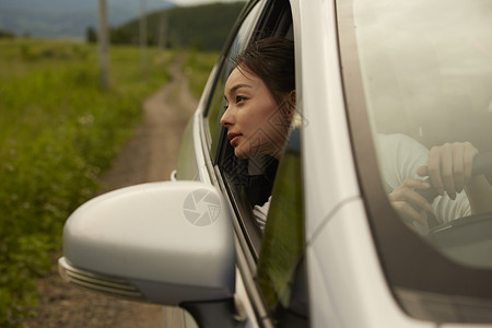 驾驶汽车的女人图片