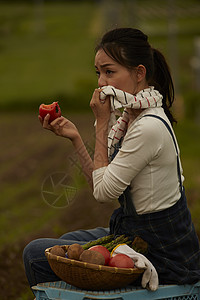 田间吃农作物的农业女孩画像图片