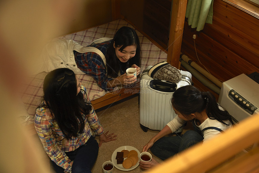 农场旅馆住宿的闺蜜三人喝茶聊天图片