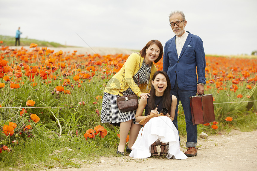 老年夫妇和女儿户外旅行图片