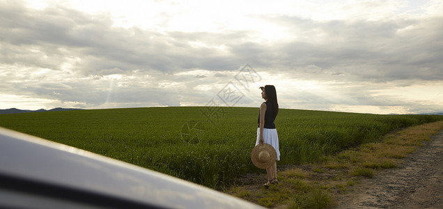 一个独自旅行的女人在路边漂亮高清图片素材
