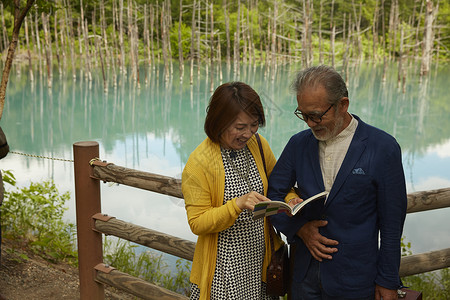 老年夫妇在湖边欣赏风景乐趣高清图片素材