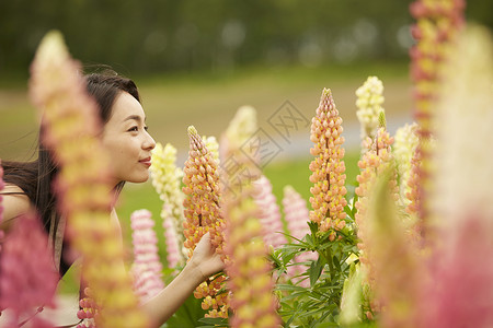 欣赏美丽花卉的女人图片