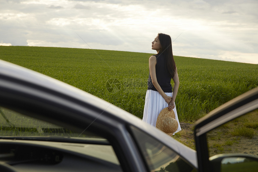 一个驾车独自旅行的女人图片