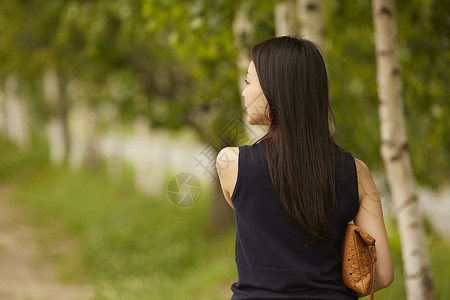 公园里长发女孩的背影图片