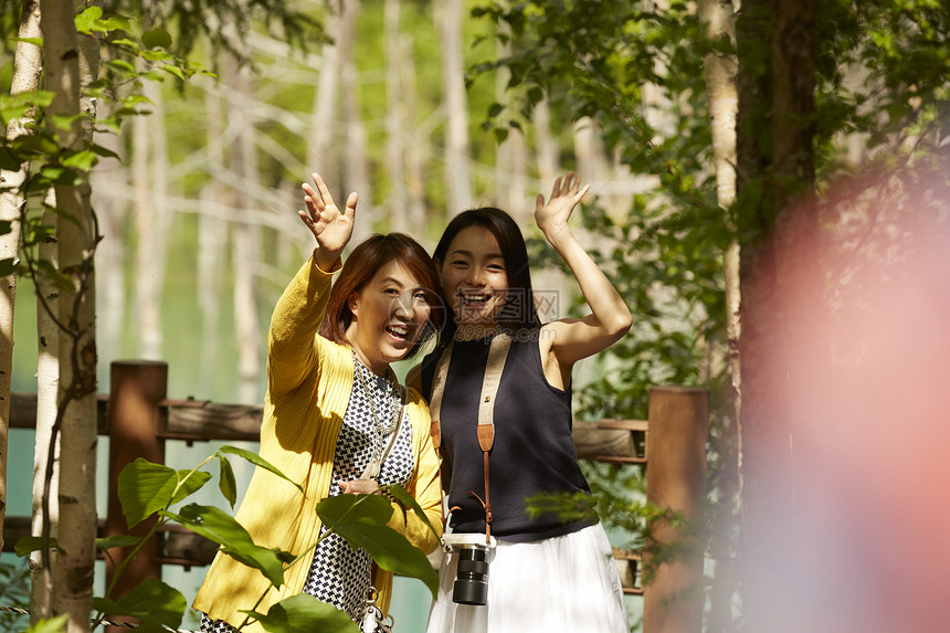 妈妈和女儿外出旅游拍照 图片