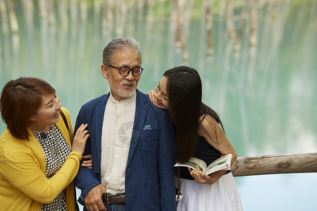 一家人一起出去旅游家庭高清图片素材