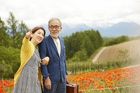 一对中年夫妻外出旅游度假活动高清图片素材