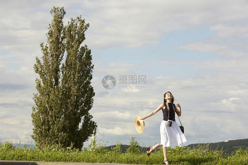 一个独自旅行的女人图片