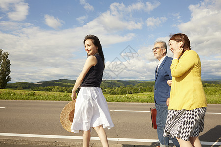 一家人出去旅游图片