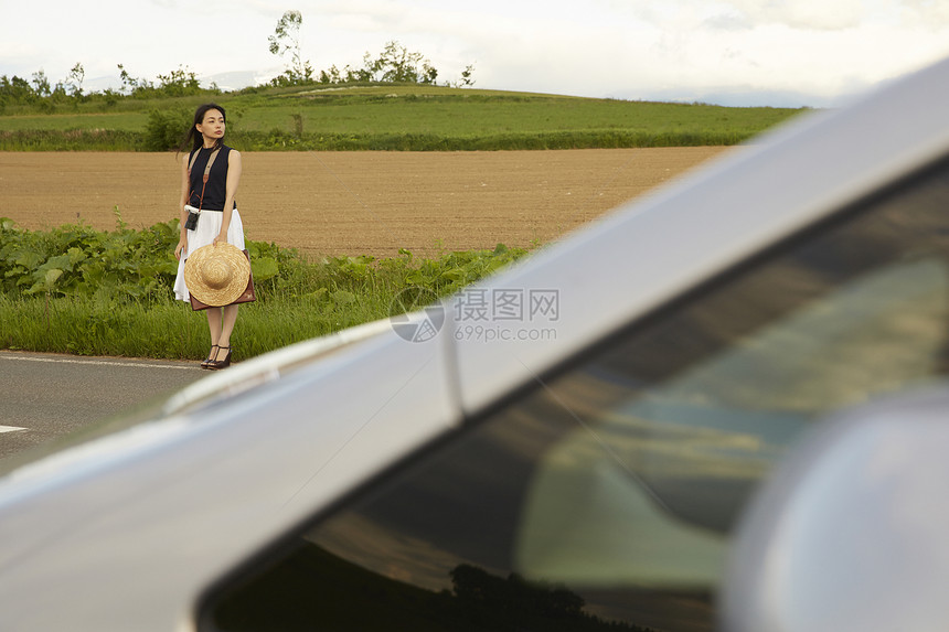 假期独自旅行的女人图片