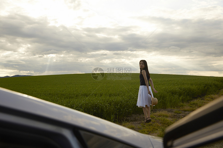 在麦田前回眸的成熟女性图片