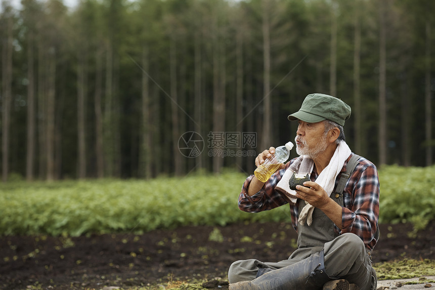 在田间吃饭喝水的大叔图片