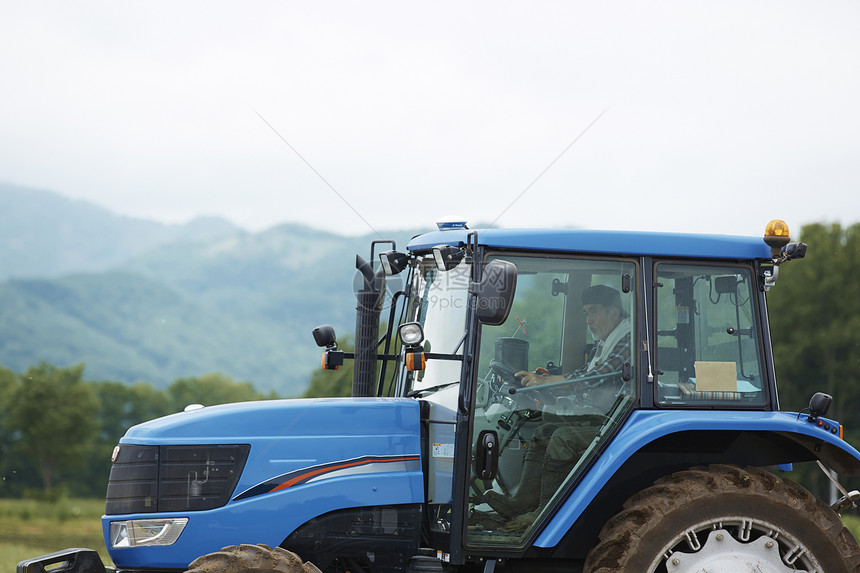 驾驶拖拉机的农夫图片