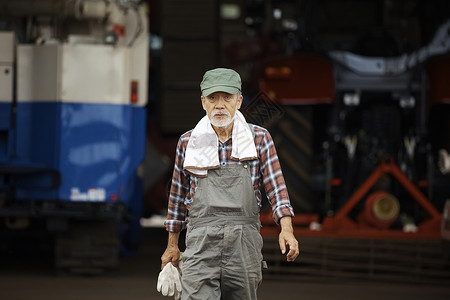在农舍穿工服的老年农夫画像背景图片