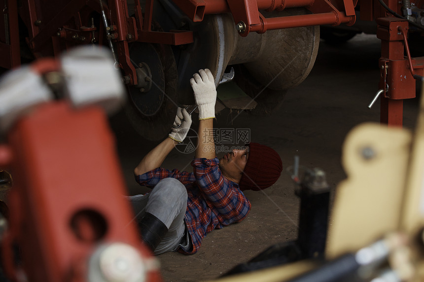 男人修理拖拉机图片