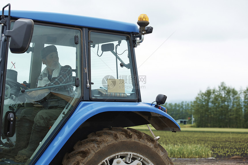 农民驾驶操作拖拉机图片