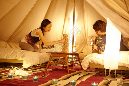 在帐篷里玩桌游的情侣图片