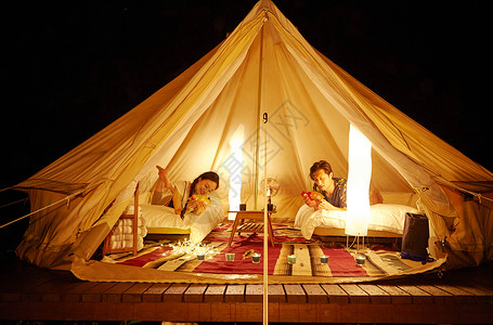 野外帐篷露营的情侣图片