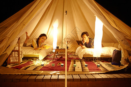 情侣夜晚一起在帐篷里图片