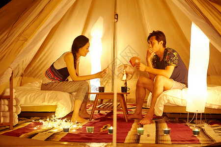 夜晚在帐篷里的情侣图片