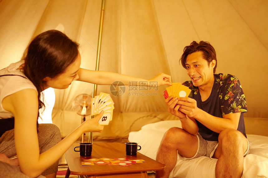  情侣在帐篷里玩扑克牌图片