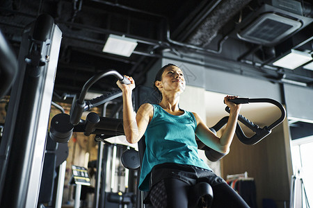 女人在健身房训练肌肉图片