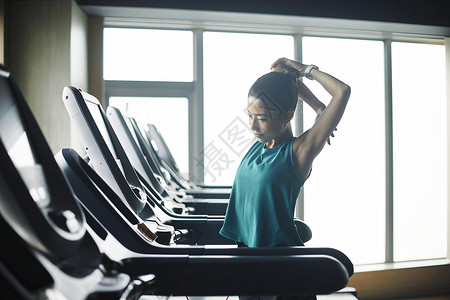  女子在健身房健身图片