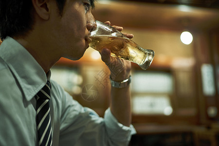 正在喝酒的年轻男士图片