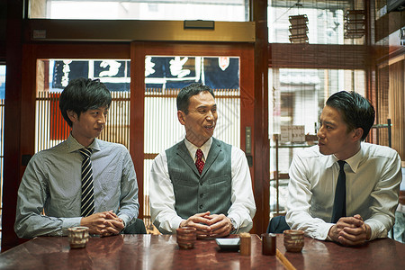 三位商务人士在日式餐厅交谈图片