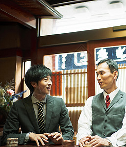 商务人士在日式餐厅交谈图片